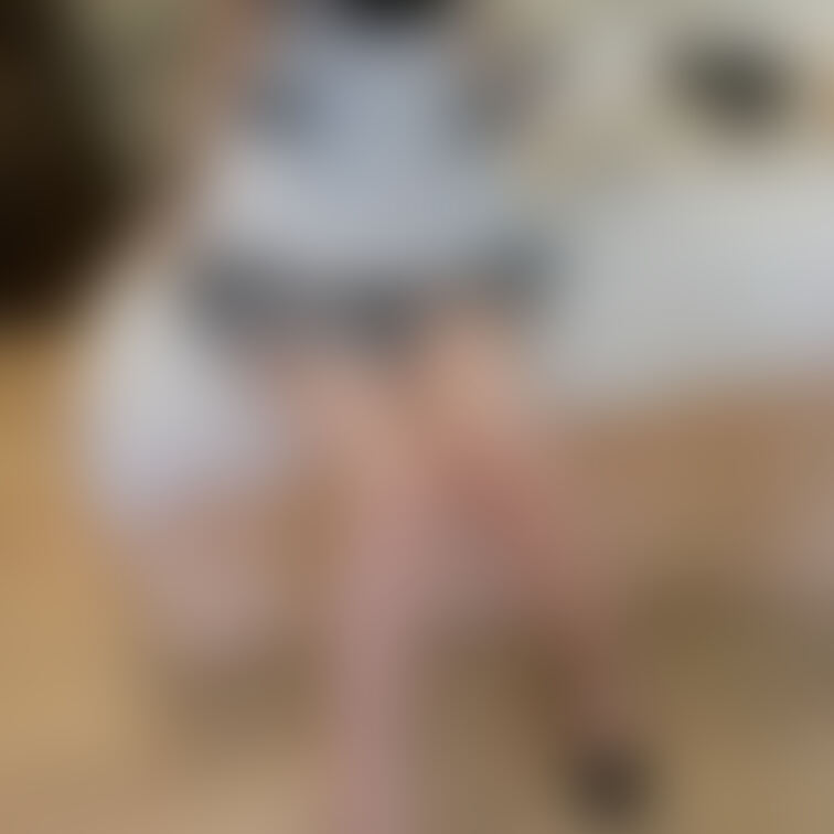 見て、このメイド服私が選んだ～、チェック柄なのと大きいリボンがすごく可愛い、好き🥰

ベッドの上が散らかりすぎてるの