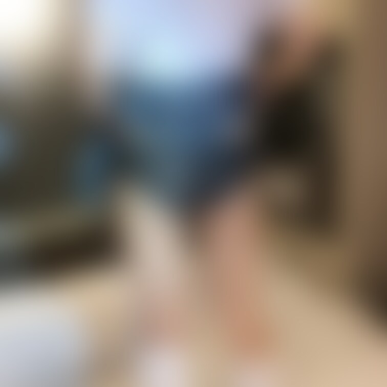 【華のNo.SEVENTEENちゃん】スカートを捲り上げると食い込み気味のパンティが❤️制服がめちゃめちゃ似合う、おっと