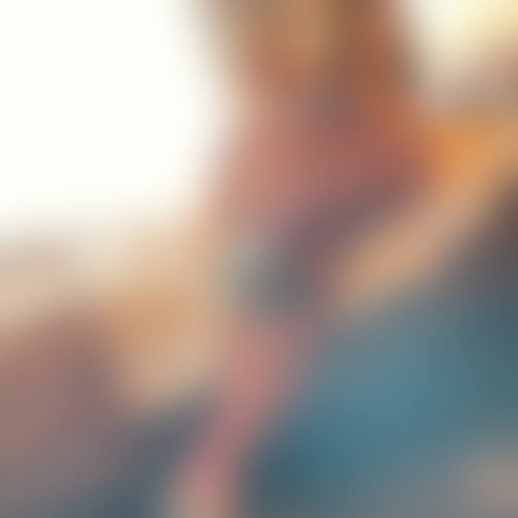ベッドからこんにちわ♬巨乳奥様のセクシータイツ画像