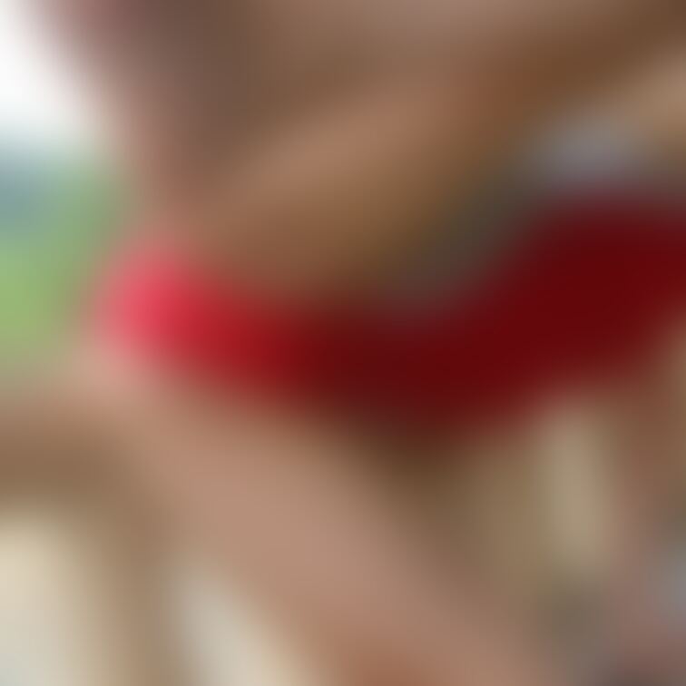赤いハイレグ競泳水着で野外撮影してきました。その３
肌に張り付くようなキツイ着心地の競泳水着を着るだけでMっ気のあるモ