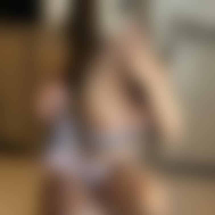 ブラジャーずらして、Tバック持っておっぱいだけだしてる自撮り❤️【パイパンおしっこ放尿動画】 → https://myf