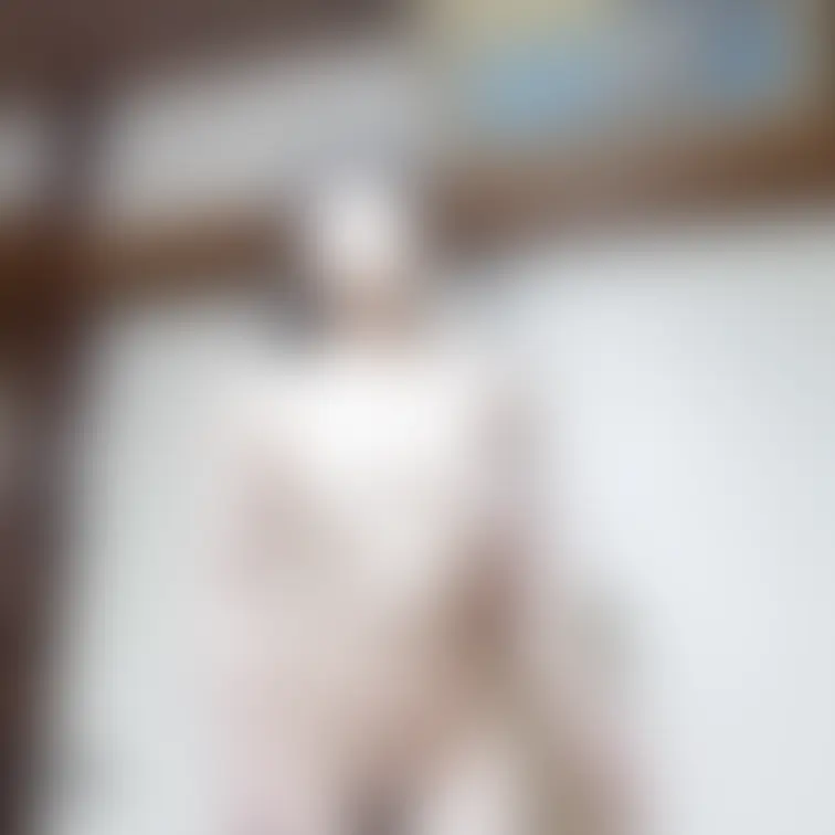 昨日の続きです。弥生の全裸パーティー兼公開撮影。乳首をティッシュで隠した状態で立ち上がりました。下半身はこうなってます。