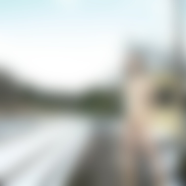 電車を待つ妻。
