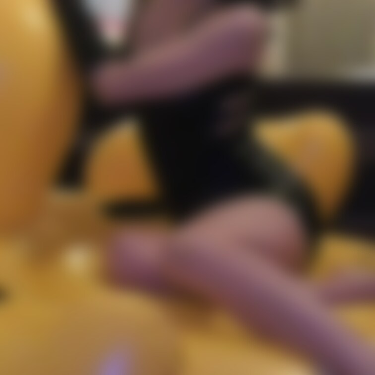 お待たせいたしました

今回はコロナ禍で使われなくなったプールでの
アヒルちゃんとの共演です笑

環境的にもの