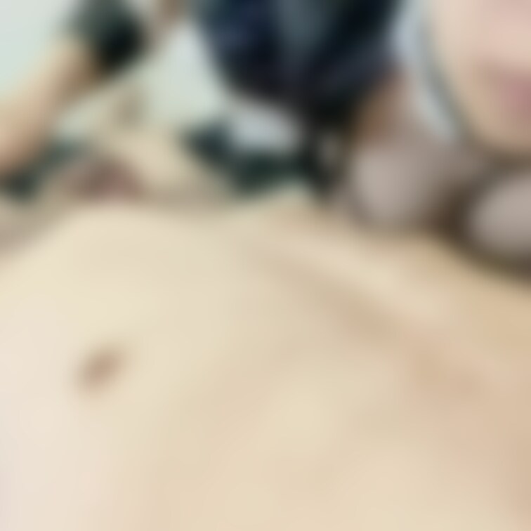 乳首責め手コキでご主人様をスッキリさせちゃいます！

エロエロメイドコスの最後は彼氏にお願いされて乳首を責めながら最