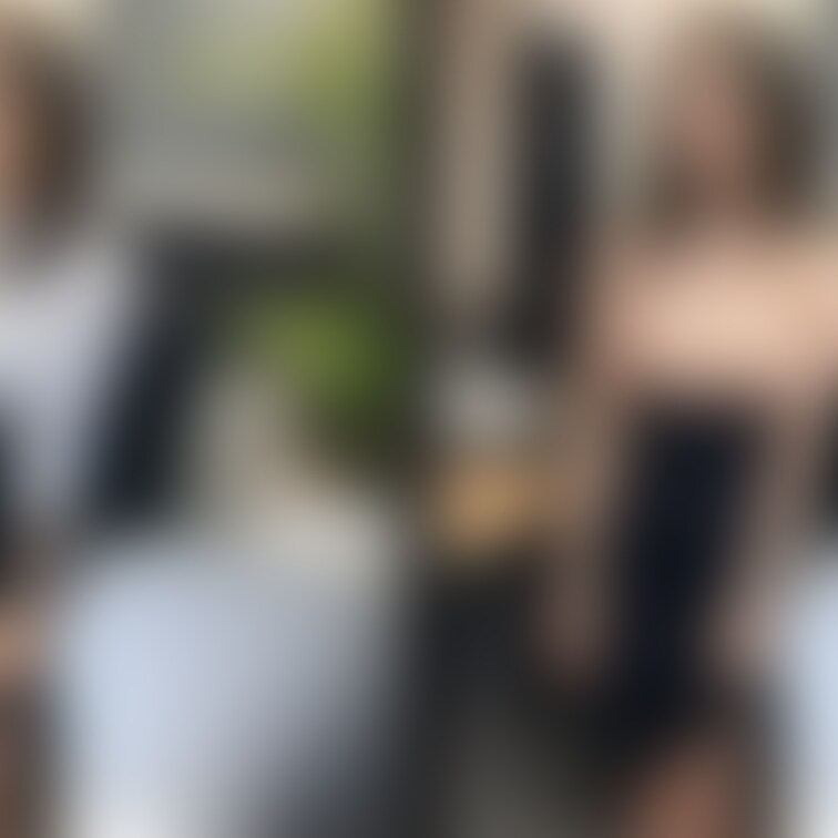 着衣と脱衣を並べた画像です。画像№381