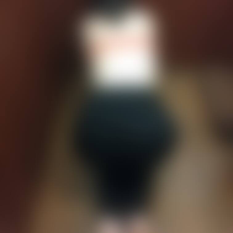 ネカフェでEMODAハイウエストブラックスキニーを履いた写真です。