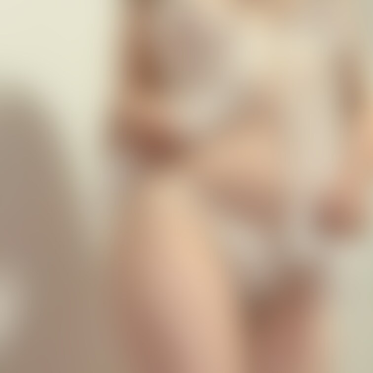 上も下も透け透けだー🥺

パンツも面積せまいし
履いてるだけでドキドキするの♡

いろんなポーズ撮ってみたから
