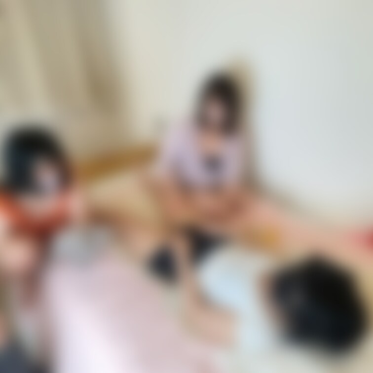 マッサージの練習をしたくて、うさみなさんとゆりちゃんにモデルになってもらいました！

ピンクな女性がマッサージすると