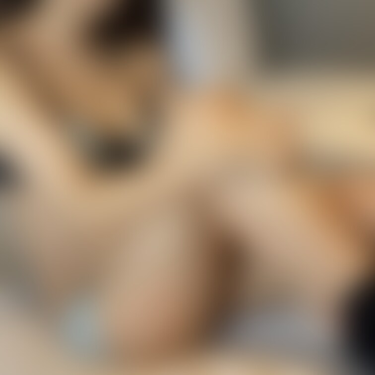 これから脱がされていく瞬間の妻の彩華。