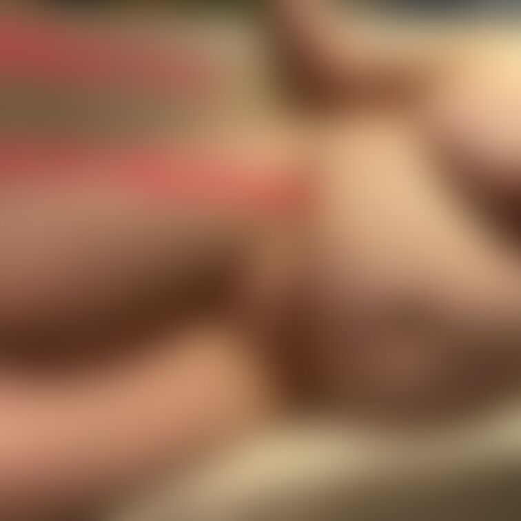 脚を広げて