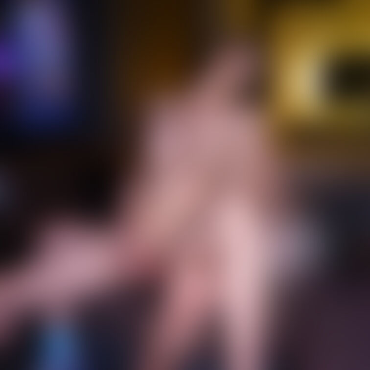 前回の縄🪢シリーズ第③弾✨
 
縄を解いてもらって次ゎ私がお礼をする番💞
おパンツの上から、🍌をペロん👅

抱