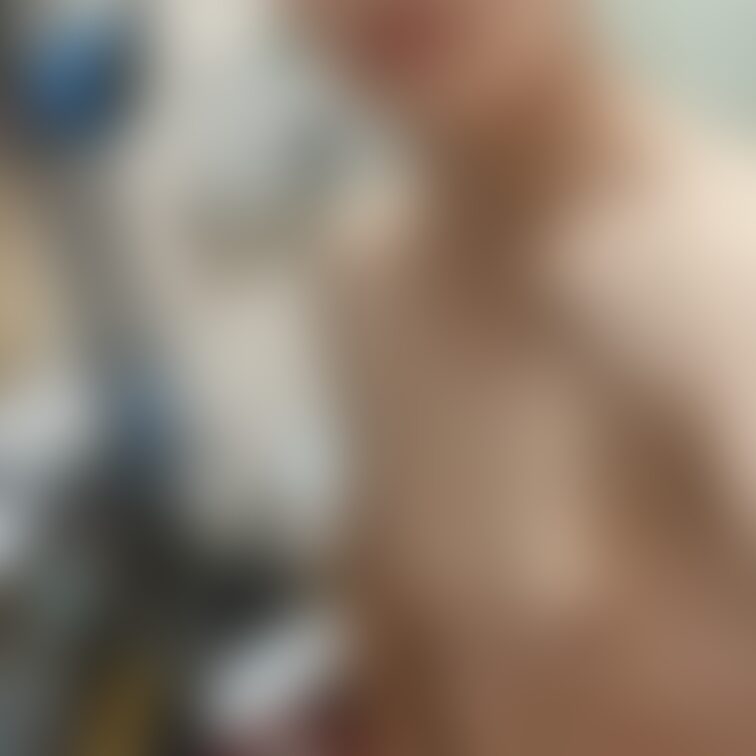 Aカップの胸と乳首です