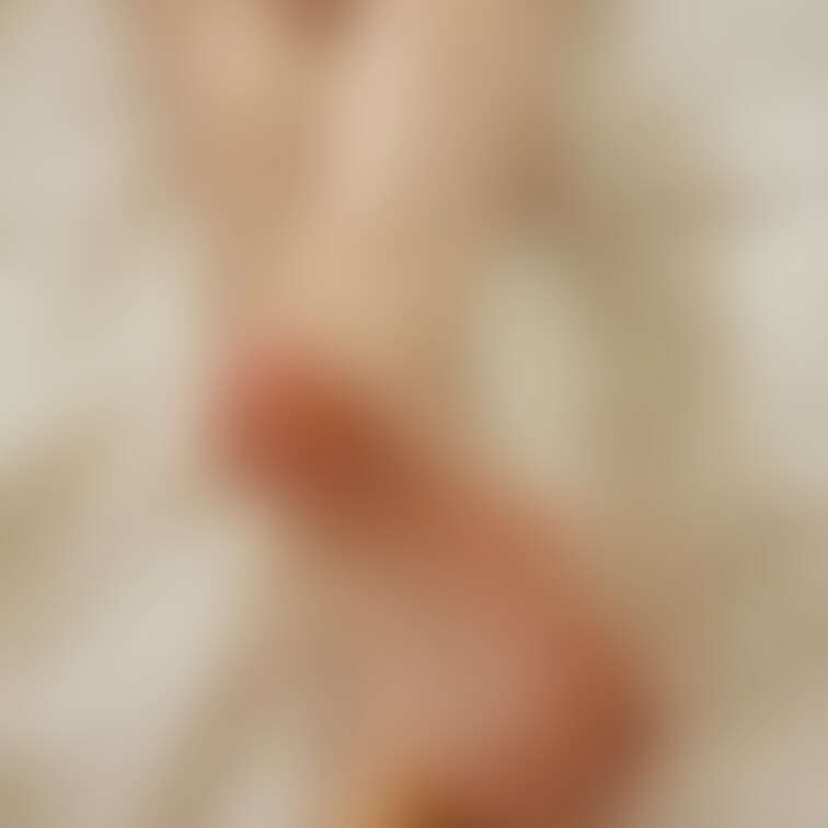 27歳清楚系美人妻の足裏第1弾です。メリハリの効いたボディに張りのある脚、足裏がたまりません。すでに風俗業界からは引退さ