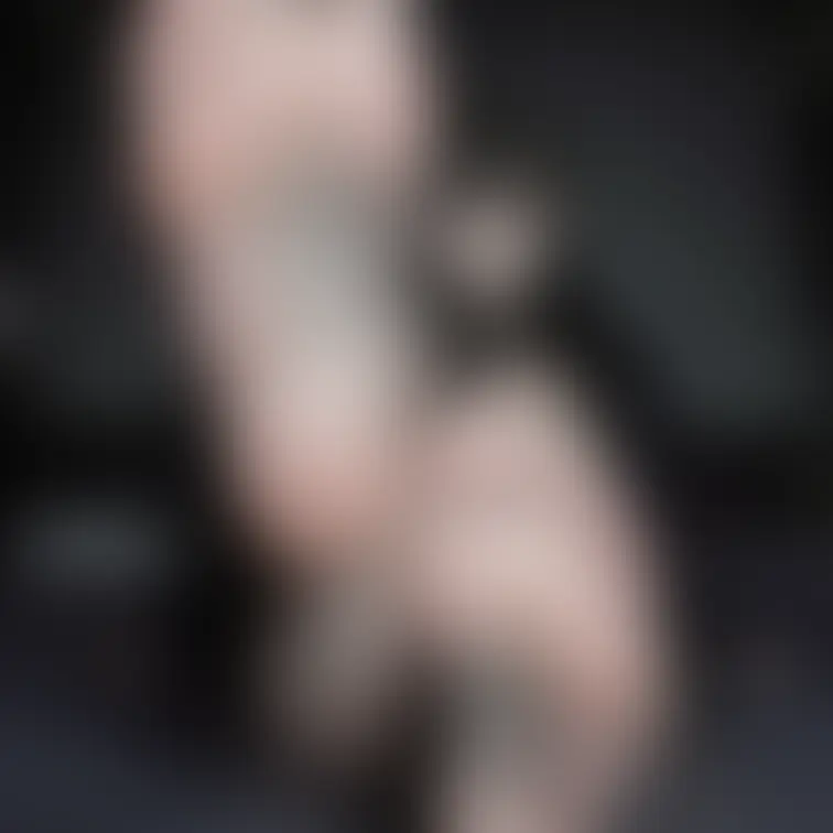 ほら、顔上げて？  
私の蒸れた足裏、ぴったり押し付けてあげるね♡