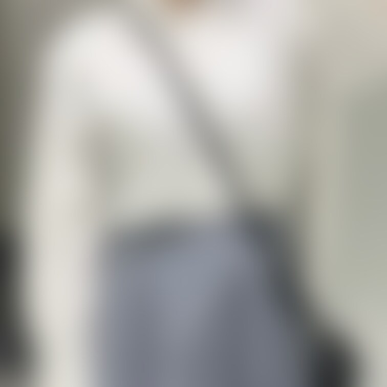 こんな清楚っぽい格好してるのに、駅のトイレでパンツ脱ぐ直前におもらししたし、おもらしパンツ自撮りした