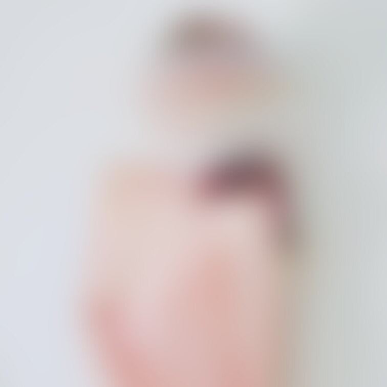 キャミずらしてちっぱい出し