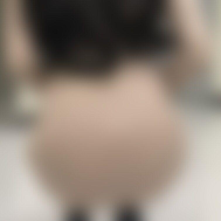 ベージュのタイトミニワンピースです！
Tバックがほんのうっすらと透けていてたまらないですね。