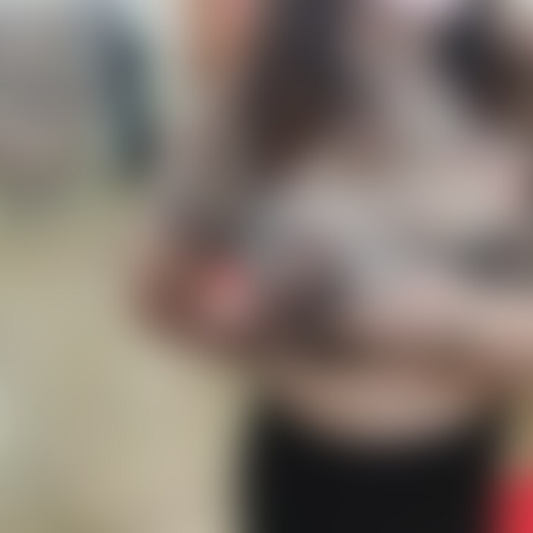 アダルトショップで
男性客が居るから
巨乳を晒す