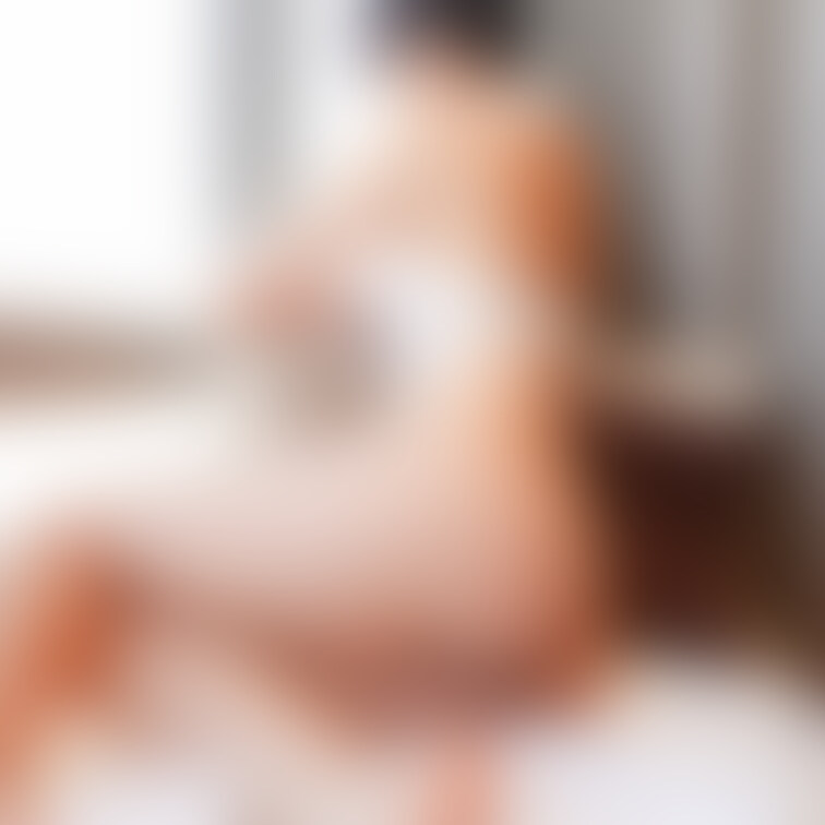 うすうすハイレグの高画質自撮り写真を公開！すけすけの白のハイレグがオイルまみれになります！限界のぎりぎりを極めた自撮り写