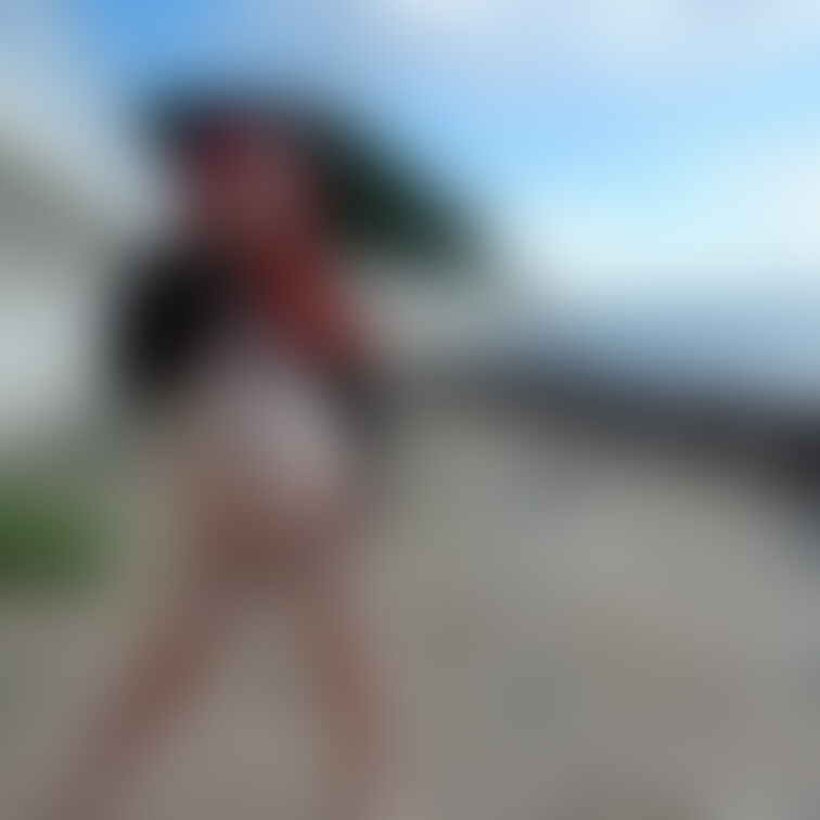りほさんの海辺での露出ショットです。