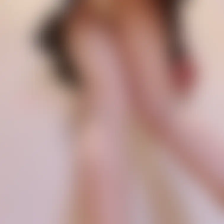 盗撮風パンチラ🙈
実際電車とかでこんな下から撮る人っているのかな？？