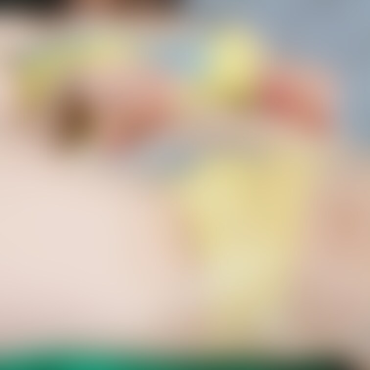 股間をじっくり見せつけちゃうぞ〜
じーっと見たら
パンツの中まで見えるかな?