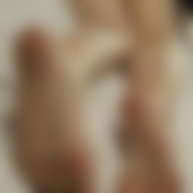 ヤンママデリヘル嬢25歳の足裏 第1弾です。辞めたり復帰したり繰り返していますが、私生活に色々変化があるんでしょうね。足