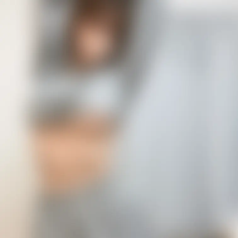 とにかく下乳を見せる写真たちです