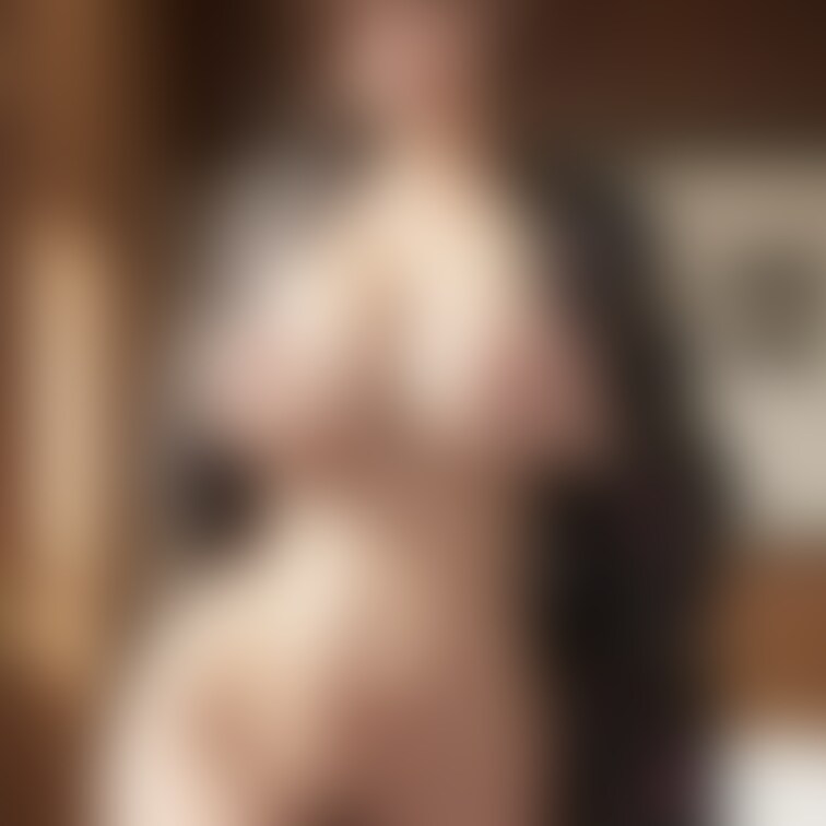 羽織を脱ぐ美女