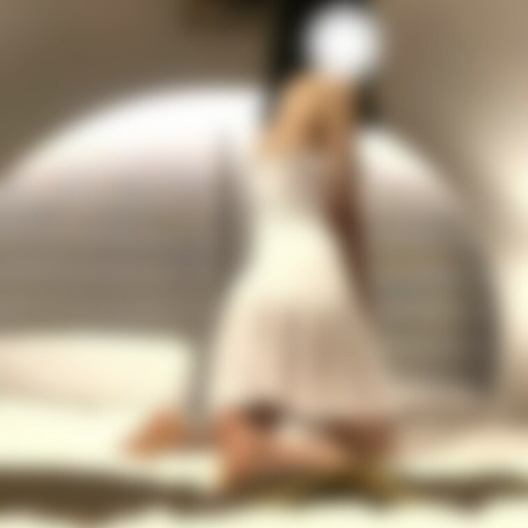 身体のラインの出る白のミニキャミワンピを買ったら、とても外で着れる感じじゃなかったから、室内で撮影してみたよ。