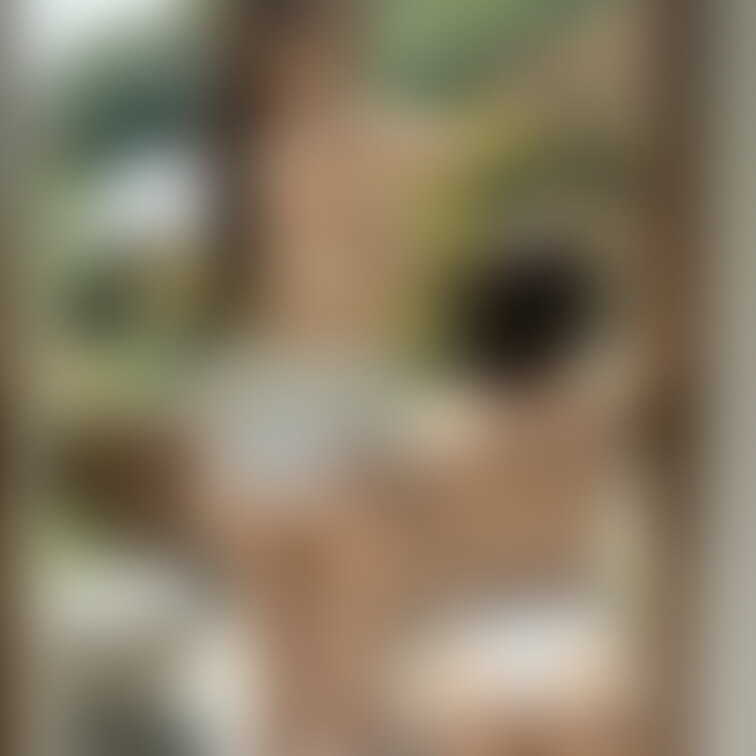 なんとなく秋の気配を感じる日本庭園で
お尻を見せてくれる女の子たちです。