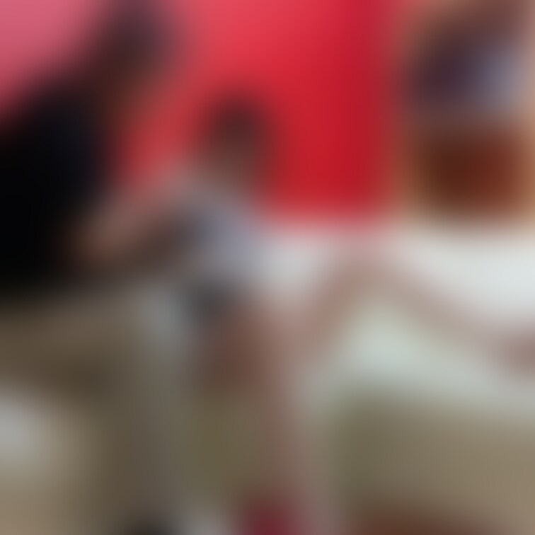 妻が他人棒さんからソファでイチャイチャしながら電マ当てられて悶える様子をご覧下さい。