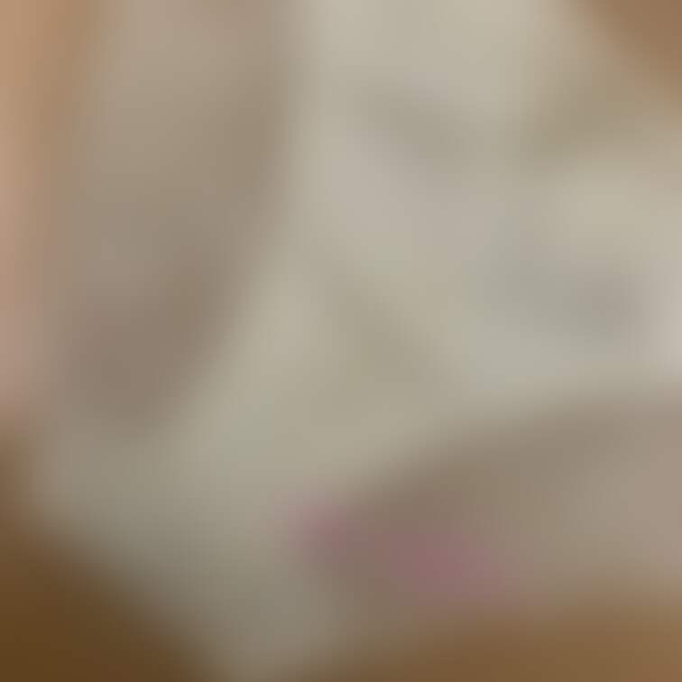 肉厚豊満妻の脱ぎたてホヤホヤ下着☺️
薄っすらと…