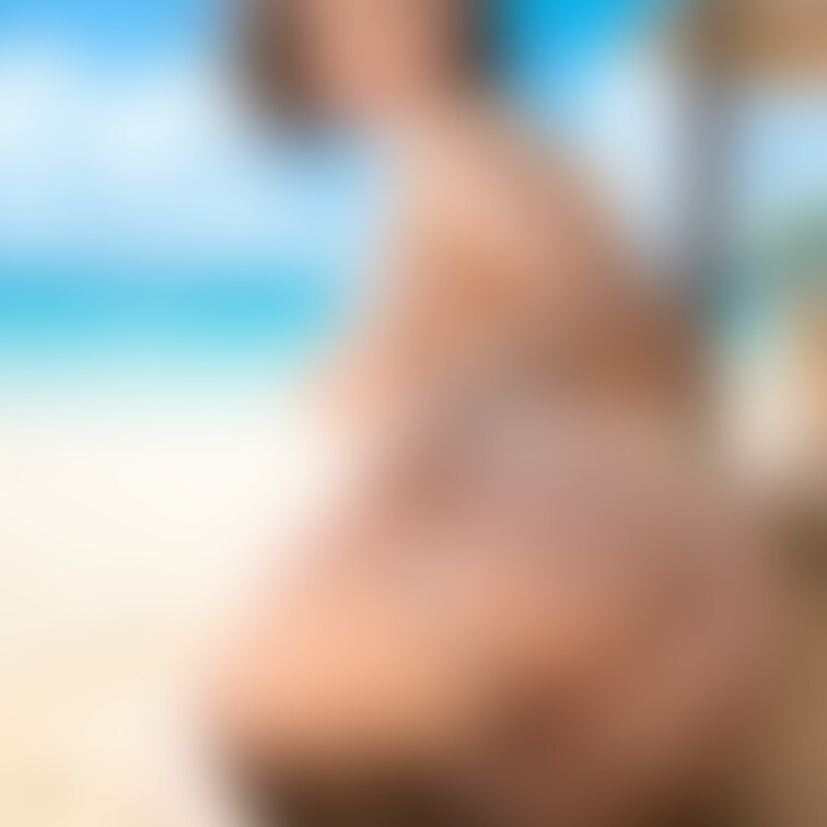 浜辺の巨乳美女