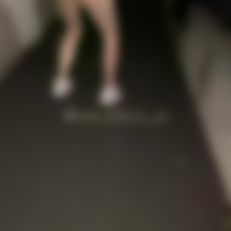 道で四つん這い🐶

最後は脱ごうとしたけど脱げなかったシーン！笑

リアルでハラハラしませんか？🤭💕