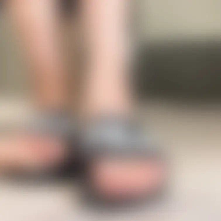 サンダルを履いていたら爪先の足指の間に男根が突っ込まれて抜き差ししてシコシコされました👣サンダルフェチ向けのディルド足コ