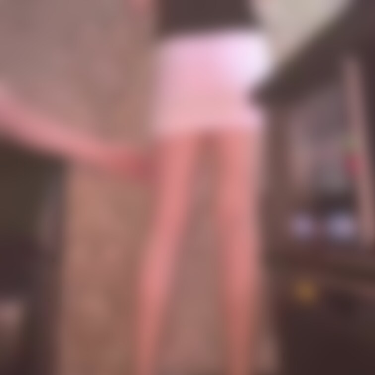 透けてミニスカからジワジワとTバック食い込み尻が見れます
