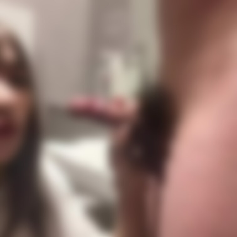 女装に咥えられて我慢出来ずにすぐ射精しちゃってるM男君❤️
最後もシゴかれてビクビクしてるの見てあげてーw