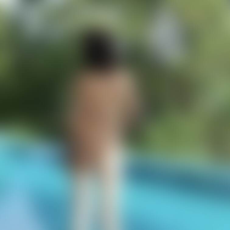 プールでお尻です！
アクアドレスのマイクロビキニ👙