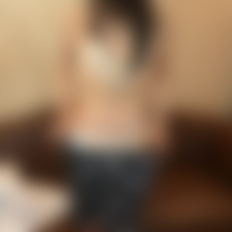 生徒No2 こはるちゃん 21歳
 
毎日少しずつ制服脱いでいきます！4️⃣日目
 
スカートも脱いで下着姿が！