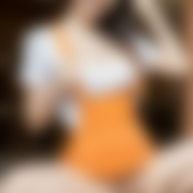 わざとスプーンを落とす客が増えたそうな。