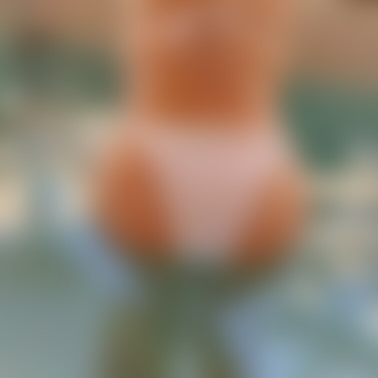 プールで尻を突き出す
白ビキニ巨乳OL