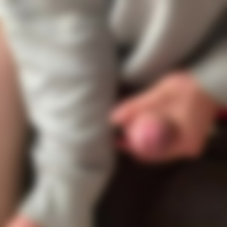 仕事行く準備してる彼氏にちょっかいだしたら勃起しちゃったみたいでもかのまん○触りながらシコシコしてた☺️