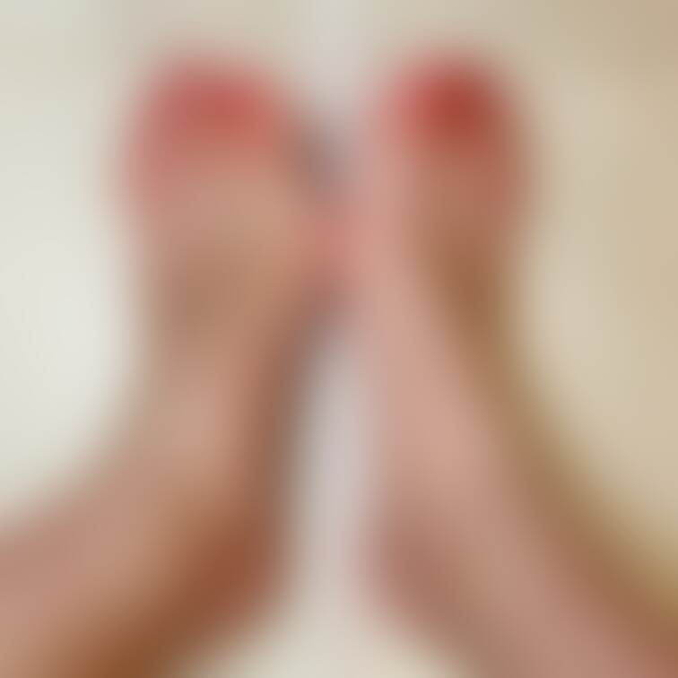足のサイズが何cmか測ってほしいというリクエストを頂戴していたので、測って撮った時の動画からの写真をアップします😌
