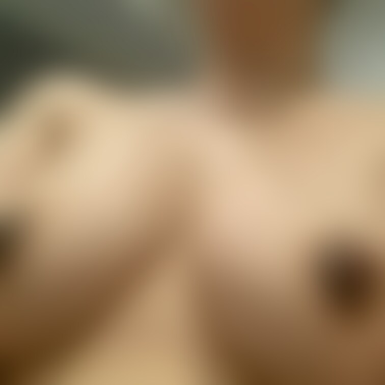 こんな乳首でも吸ってくれるかな？
乳首すごく感じやすい。