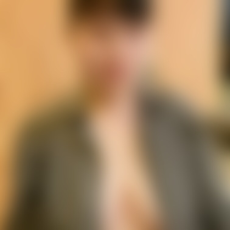 食事を頼んだときにスタッフの人が直接部屋の入口まで持ってきてくれるホテルだったんですけど、裸にガウンだけで取りに行きまし