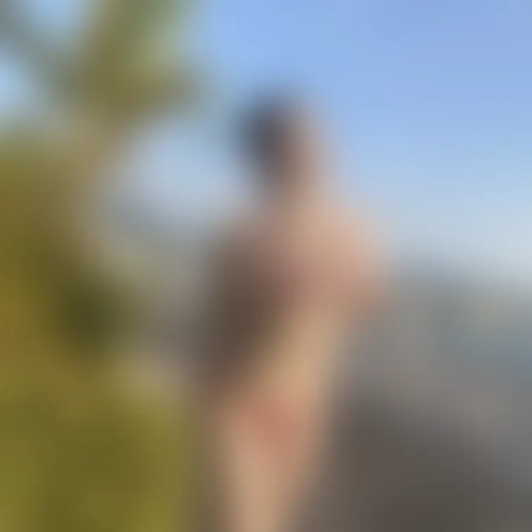 また旅行にきてます✈️
プールの横で写真いっぱい撮ってたら、
色んな外国人が覗きにきたよ🫣🤫
乳首が出そうな水着だ