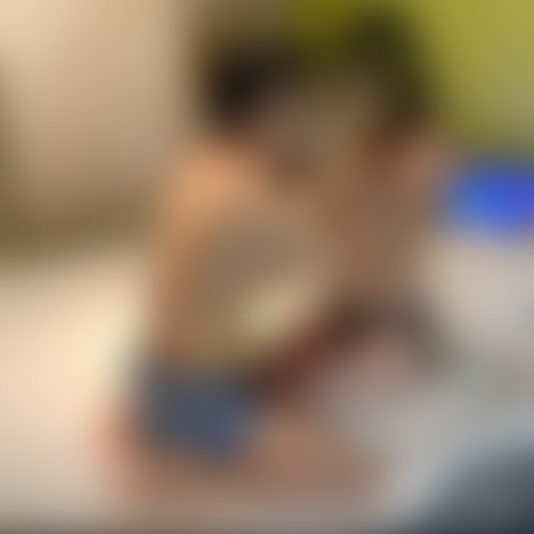 単独さんの肩に手をおき、ブラを外される妻