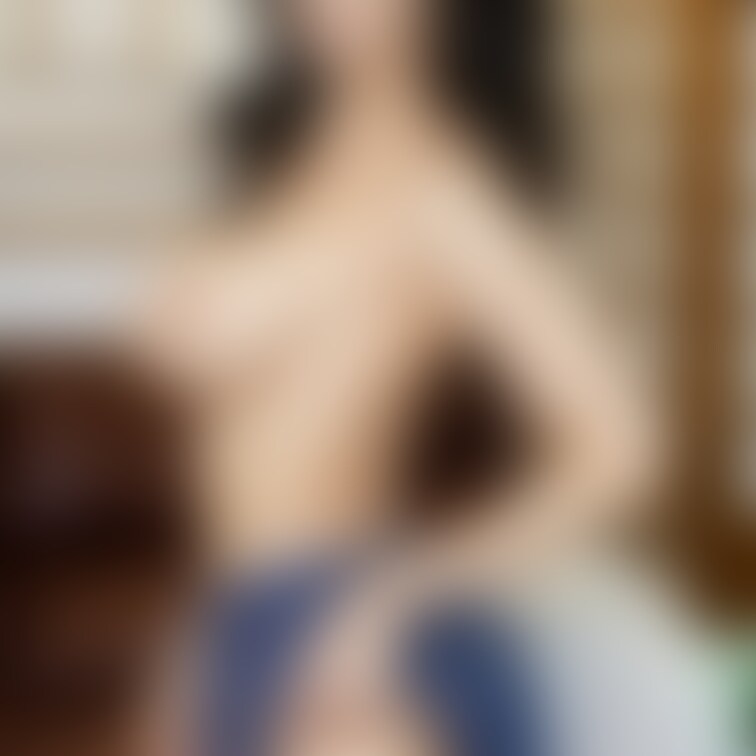 【友達のママは露出大好きど淫乱でした】
リビングシーン！パート1

友達のママの誘惑！
リビングでおっぱいを見せ